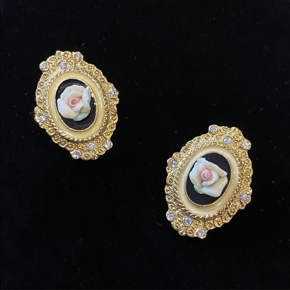 Vintage Jewelry - Vintage Victorian Style Clip On Earrings
